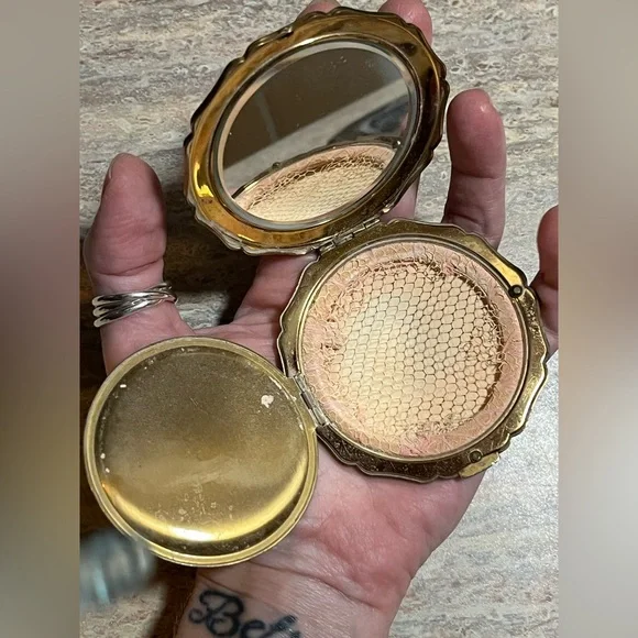 Vintage Stratton Romantic Sermon Makeup Compact - Picture 8 of 13
